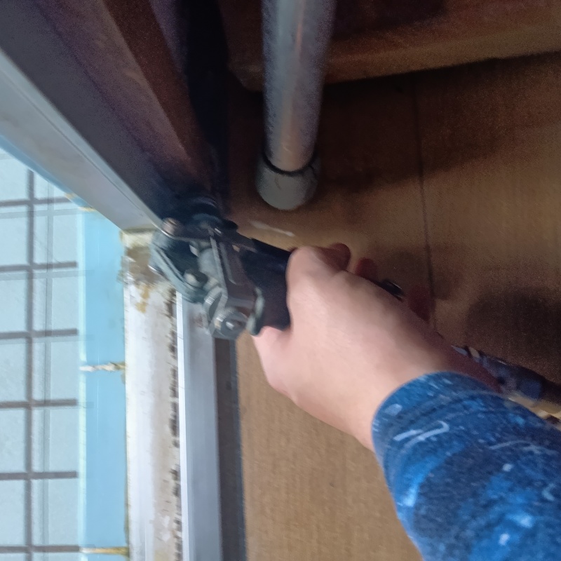 木部に穴を開けてシロアリ駆除剤を注入