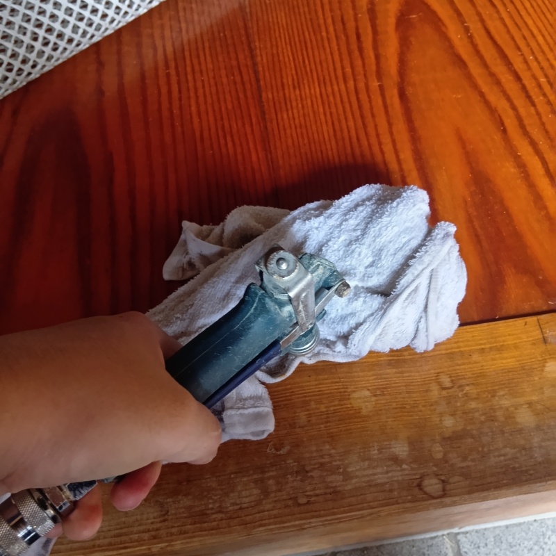 床材に穴を開けてシロアリ駆除剤を注入