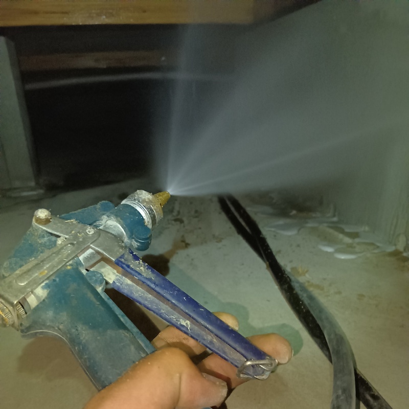 床下木材に防蟻剤を散布