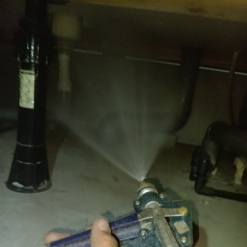 床下断熱材に防蟻剤を散布