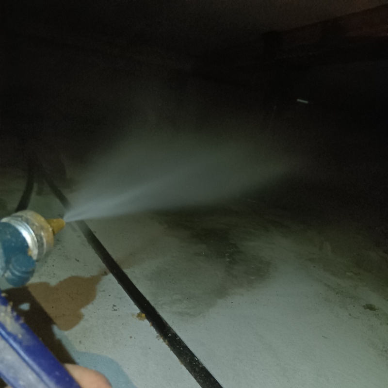 地面に防蟻剤を散布