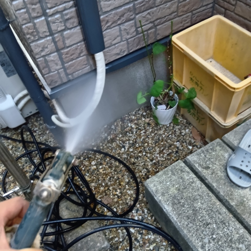 建物外周の土壌に防蟻剤を散布