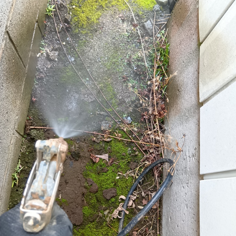 建物の外周にシロアリ駆除剤を散布