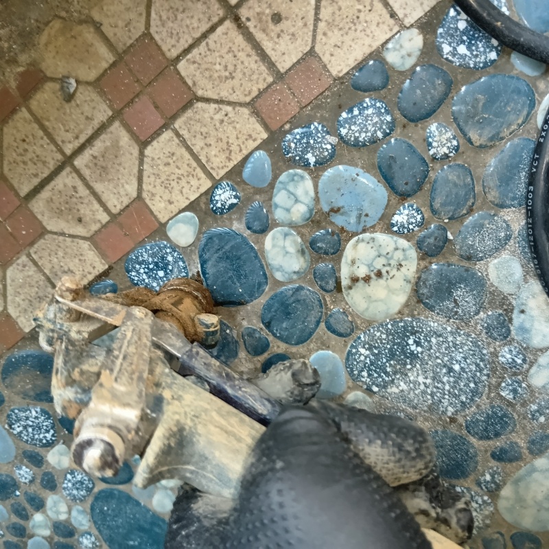 床にシロアリ駆除剤を注入