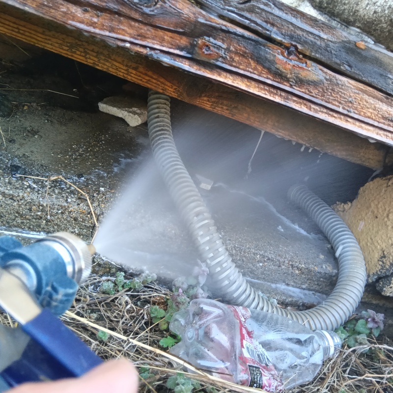 建物の外周にシロアリ駆除剤を散布