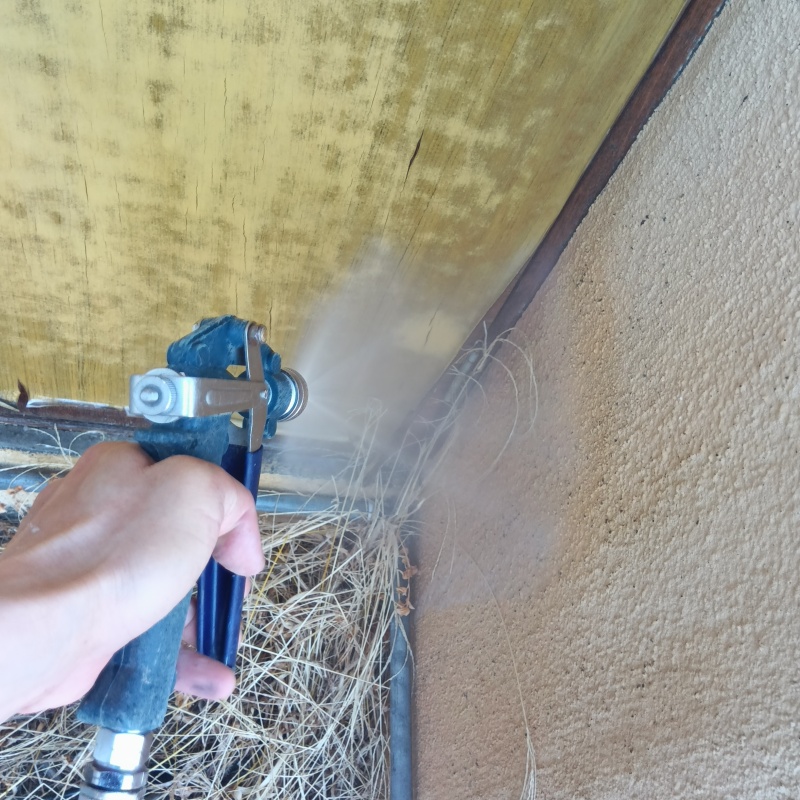 建物の外周にシロアリ駆除剤を散布