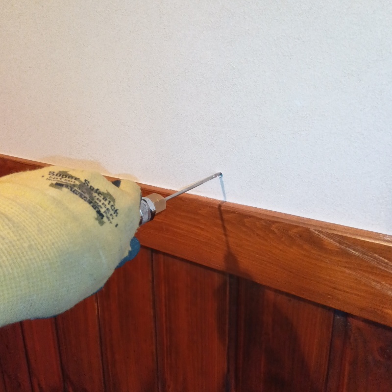 壁にシロアリ駆除剤を注入