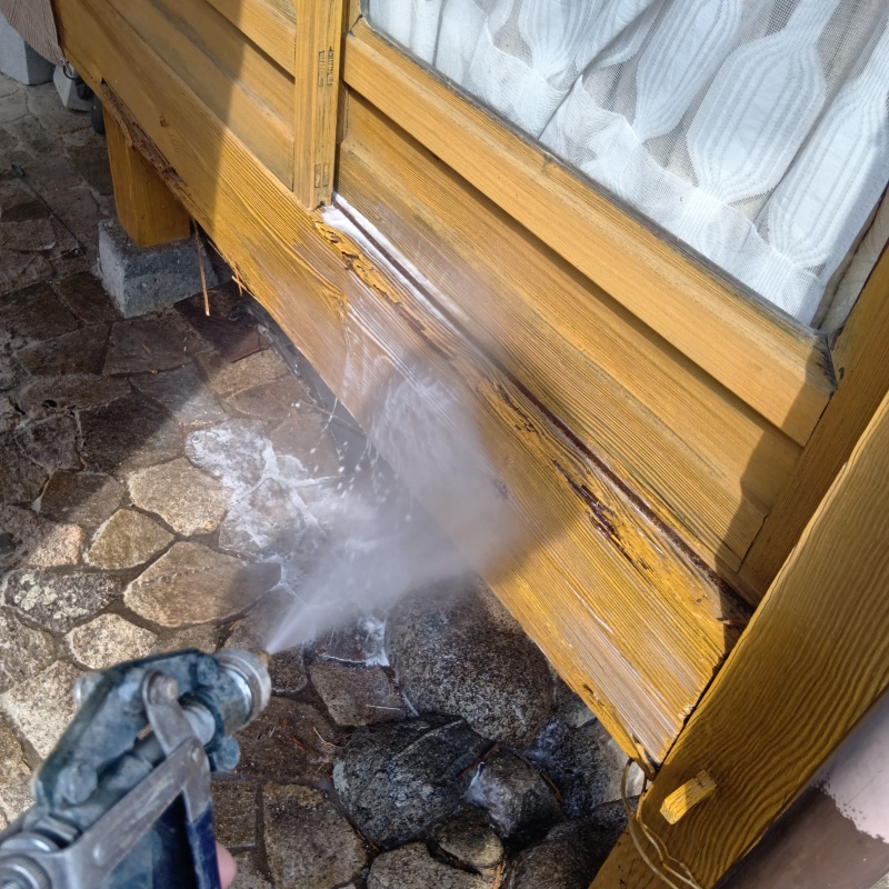 屋外の木部にシロアリ駆除剤を散布
