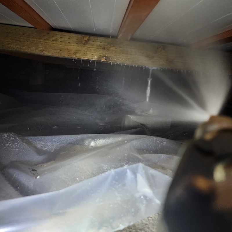 床下の木材にシロアリ駆除剤を散布