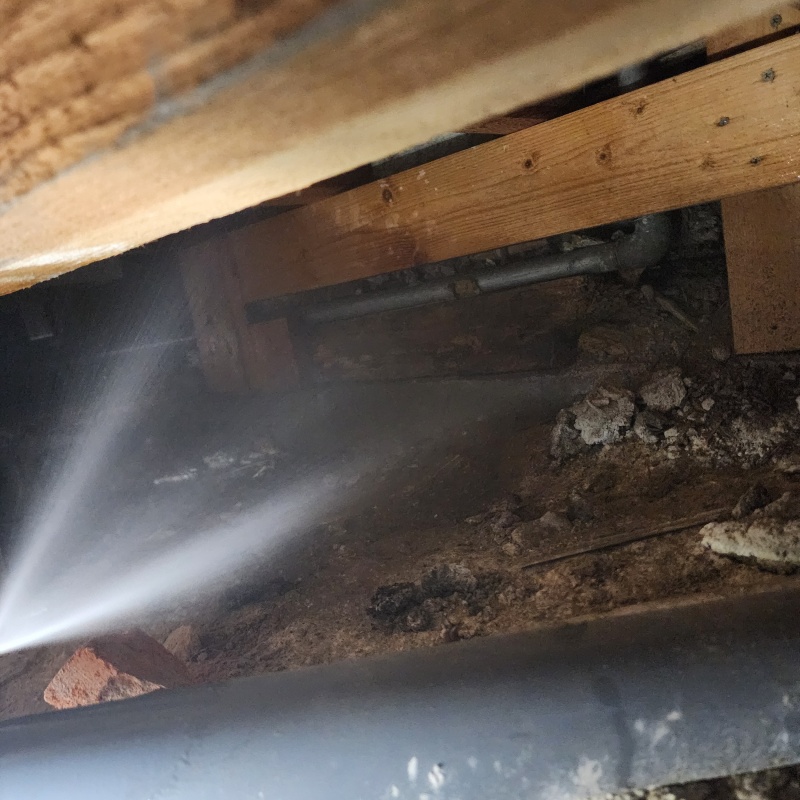 床下の木材にシロアリ駆除剤を散布