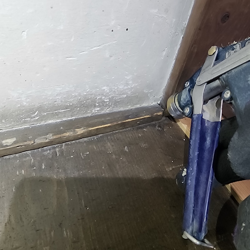 室内木部のすき間にシロアリ駆除剤を注入