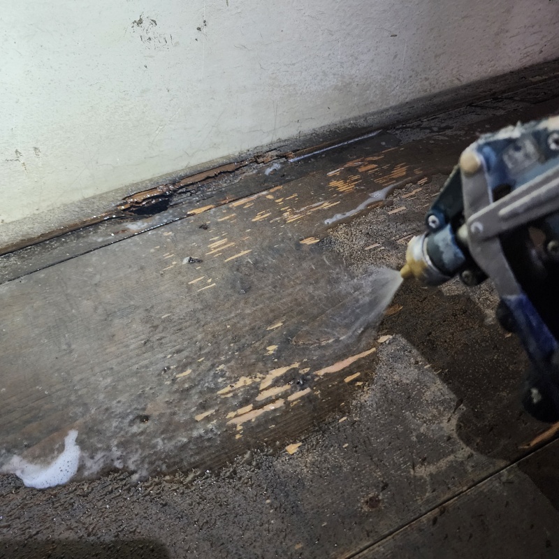 室内の木部にシロアリ駆除剤を吹き付け