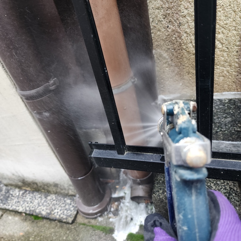 基礎まわりにシロアリ駆除剤を散布