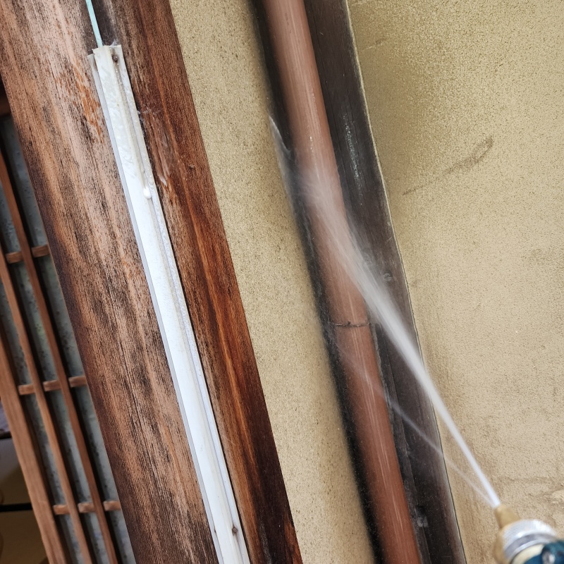 玄関まわりにシロアリ駆除剤を散布