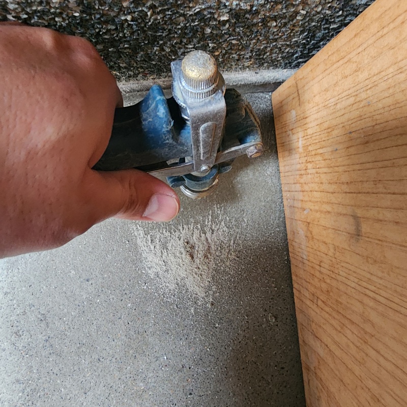 玄関の床にシロアリ駆除剤を注入