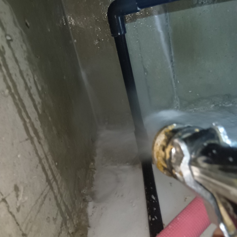 床下の地面にシロアリ駆除剤を散布