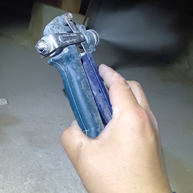 床下の地面にシロアリ駆除剤を散布