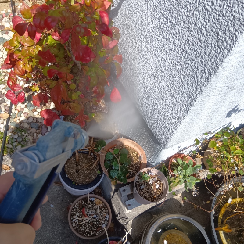 建物の外周にシロアリ駆除剤を散布