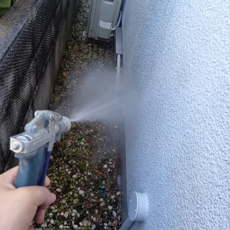 建物の外周にシロアリ駆除剤を散布