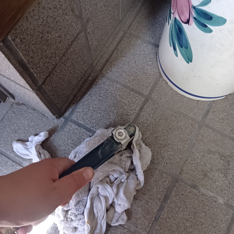 床にシロアリ駆除剤を注入