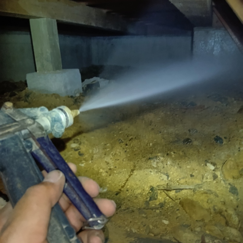 床下の木材にシロアリ駆除剤を散布