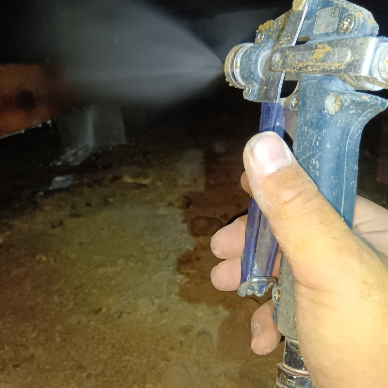 床下の地面にシロアリ駆除剤を散布