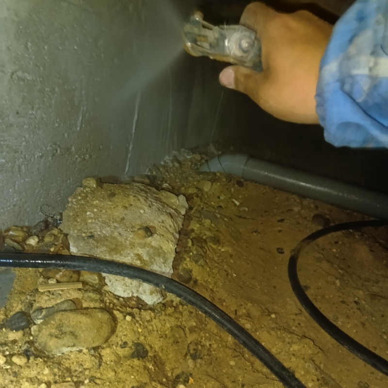 床下の地面にシロアリ駆除剤を散布