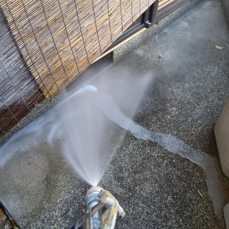 建物の外周にシロアリ駆除剤を散布