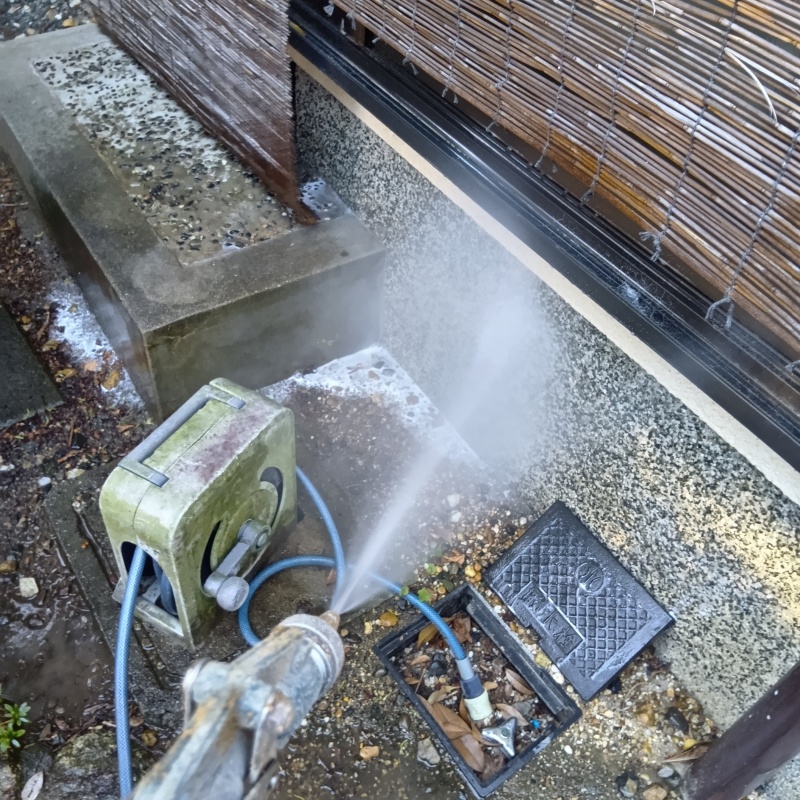 建物の外周にシロアリ駆除剤を散布