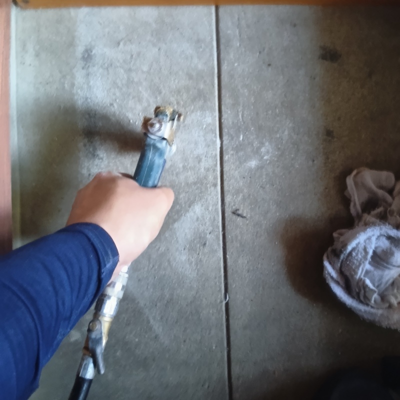 床にシロアリ駆除剤を注入