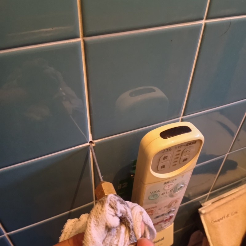 壁にシロアリ駆除剤を注入