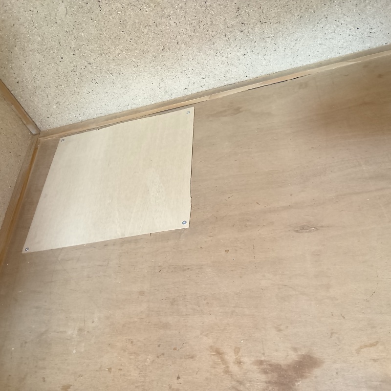 押し入れの床に開口部を作成