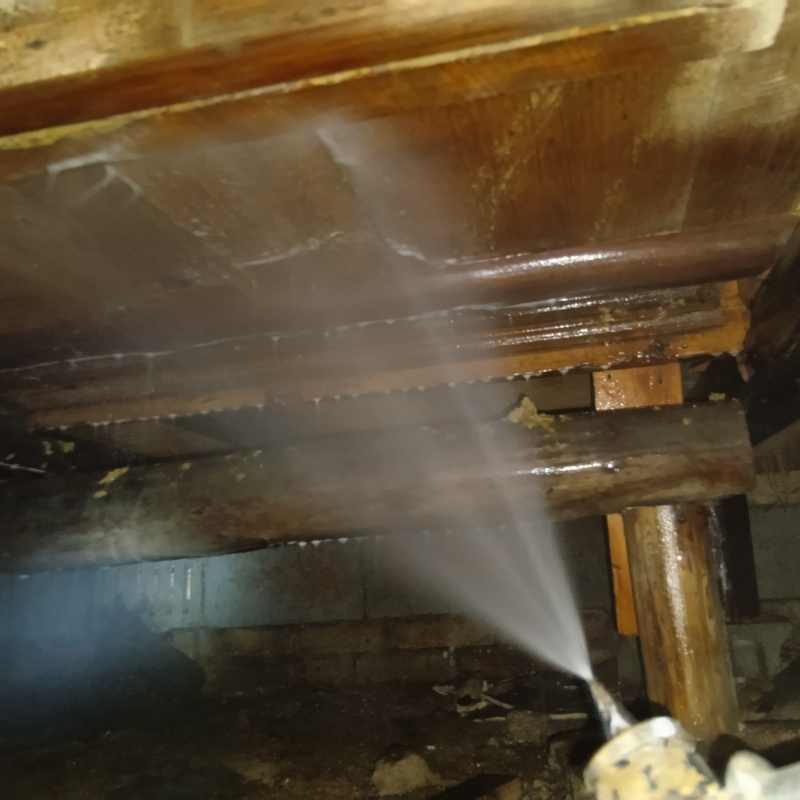床下の木材にシロアリ駆除剤を散布