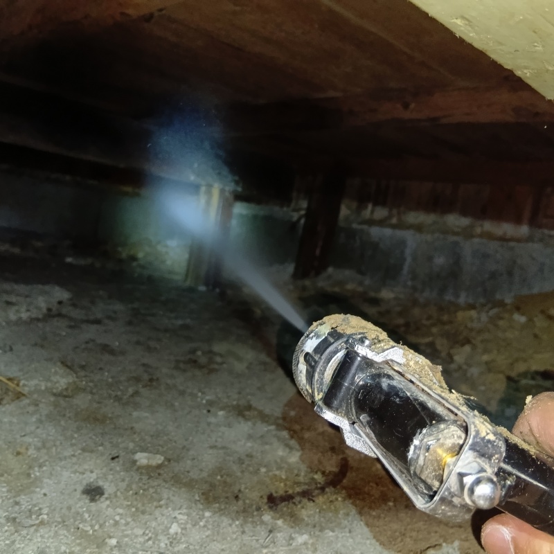 床下の木材にシロアリ駆除剤を散布