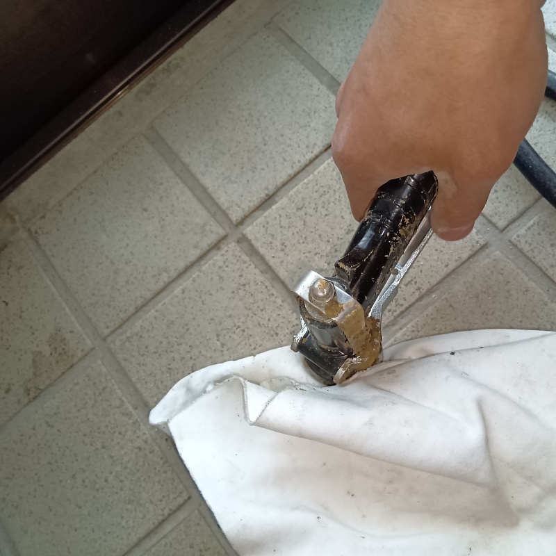 床にシロアリ駆除剤を注入