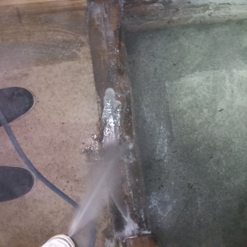 床下の木材にシロアリ駆除剤を散布する様子