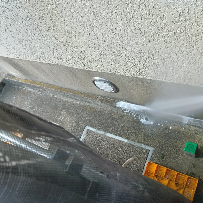 基礎まわりにシロアリ駆除剤を散布する様子