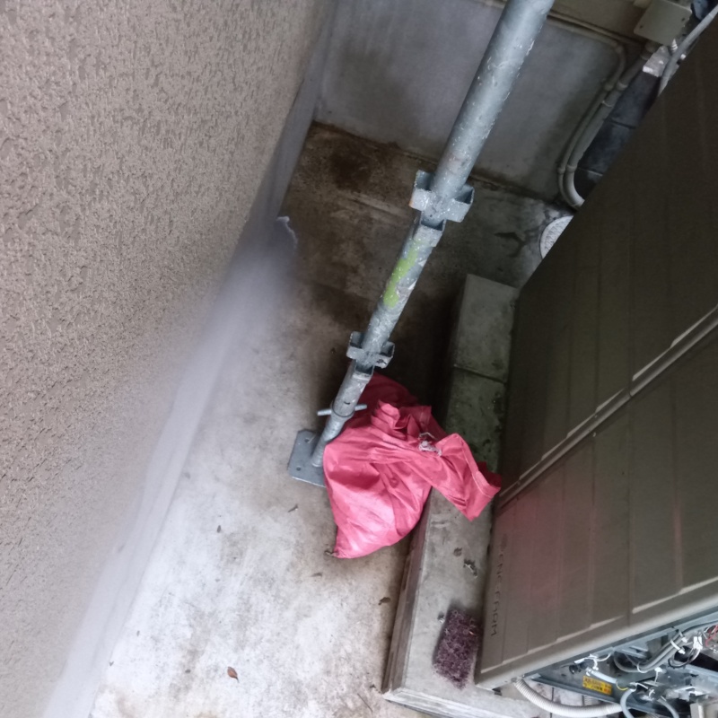 基礎まわりにシロアリ駆除剤を散布する様子