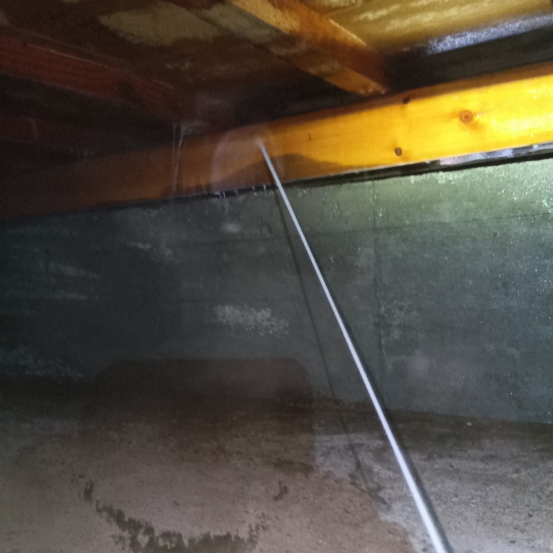 床下の木部にシロアリ駆除剤を散布