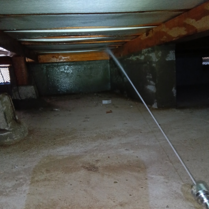 床下断熱材にシロアリ駆除剤を散布