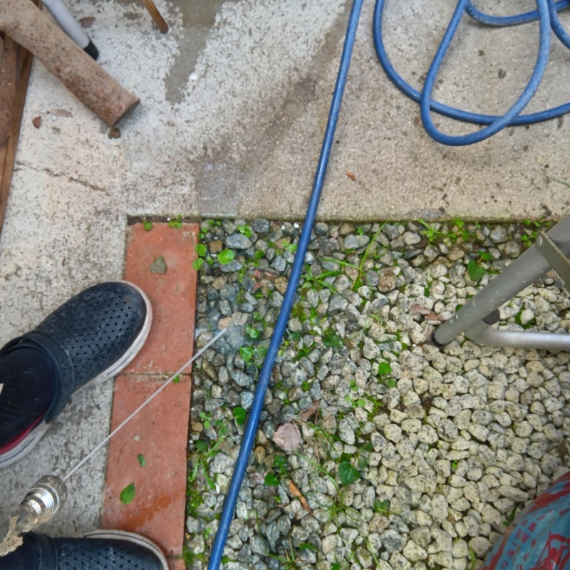 建物外周の土壌にシロアリ駆除剤を散布