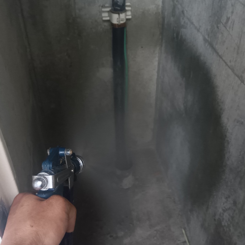 シロアリがいた箇所にシロアリ駆除剤を散布