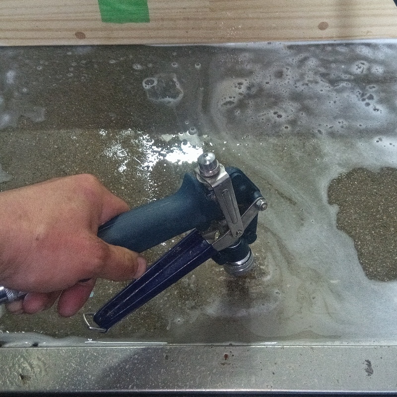 床にシロアリ駆除剤を注入