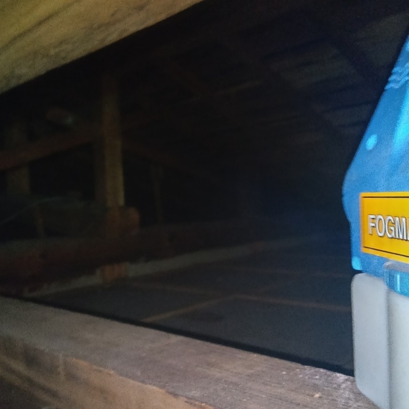 天井裏を噴霧器で除菌・消臭
