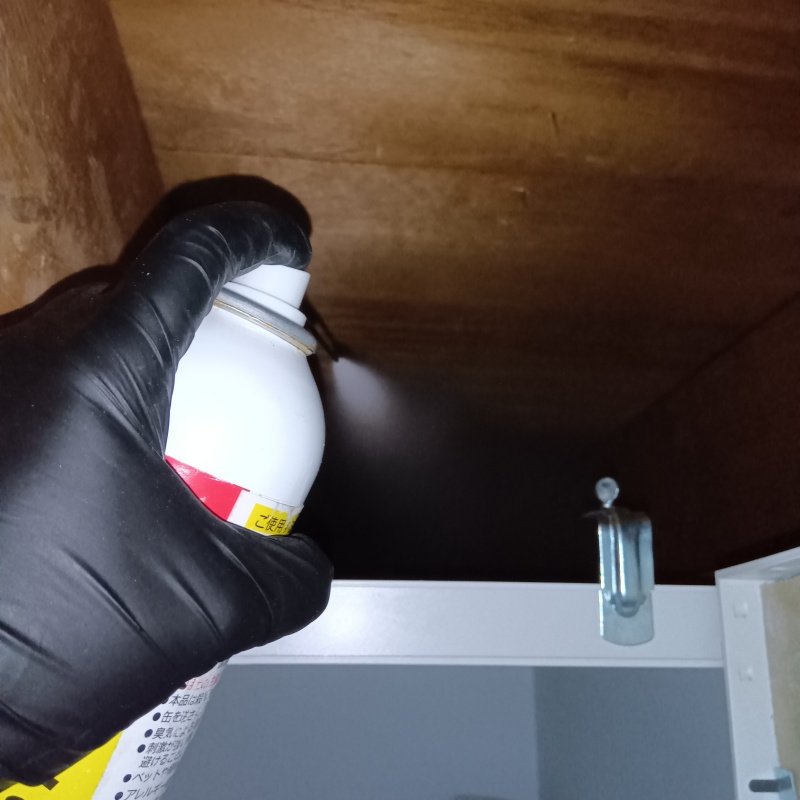 忌避剤を吹き付けている様子