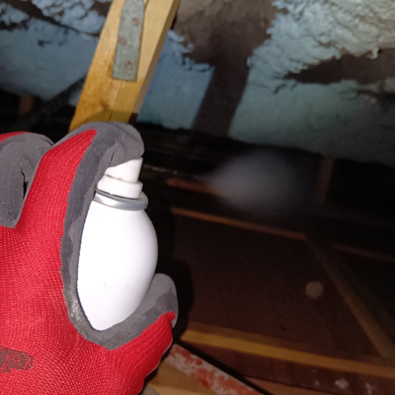 忌避剤を吹き付けている様子