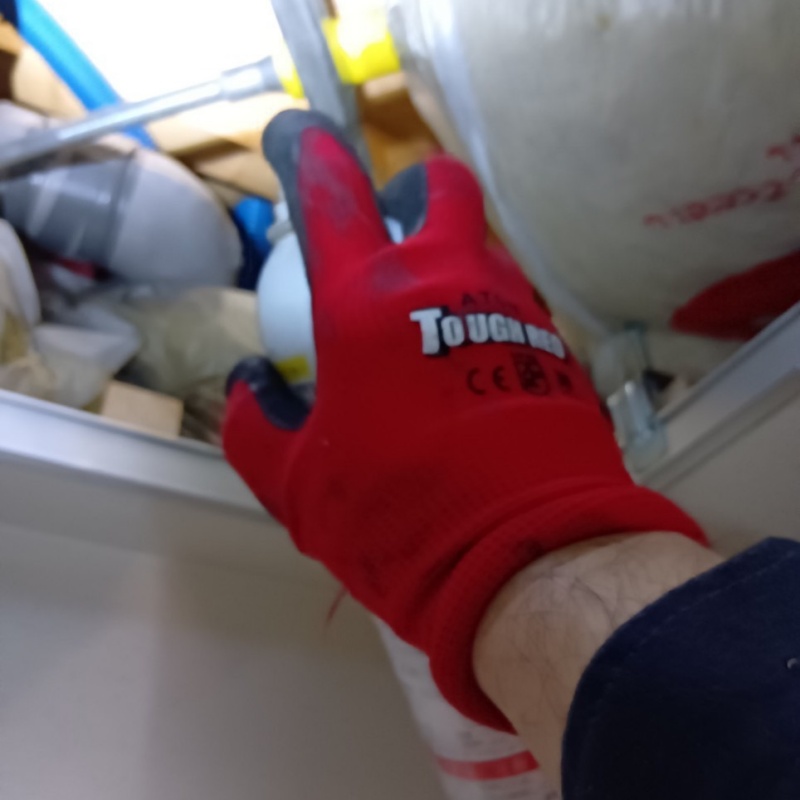 忌避剤を吹き付けている様子