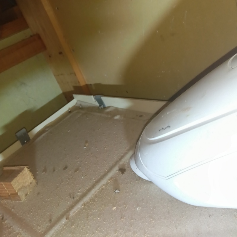 天井裏を噴霧器で除菌・消臭