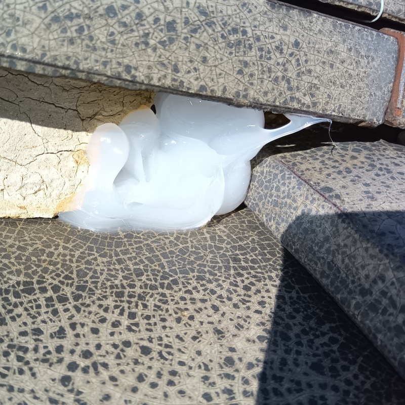 壁のすき間をパテで封鎖