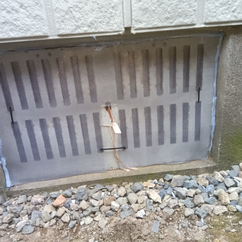 金網で侵入経路を封鎖